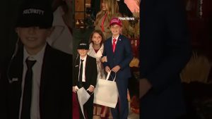 DECOUVREZ LES DIFFERENCES : Deux enfants imitent Trump et Melania