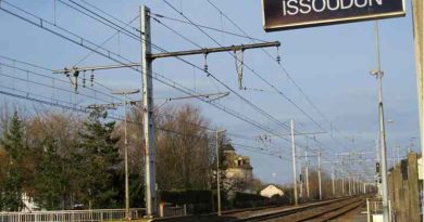 « Dangereusement incontrôlable » : la passagère d’un train condamnée pour l’agression d’un contrôleur de la SNCF et de gendarmes en gare d’Issoudun