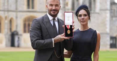 David Beckham anobli par Charles III : Victoria Beckham réintroduit un accessoire royal