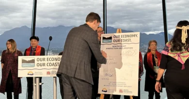 David Eby est en train de signer l'affiche de la déclaration.