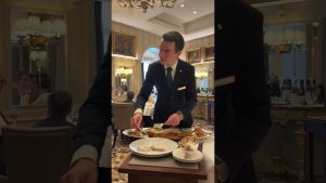 Découverte du bar en croûte au restaurant Paul Bocuse