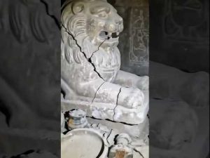 Découverte d'un lion en pierre dans une chambre secrète souterraine !