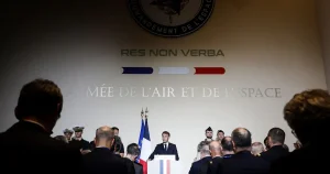 Défense spatiale : Emmanuel Macron annonce 4,2 milliards d'euros supplémentaires d'ici 2030