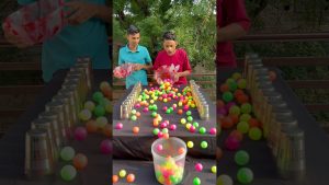 Défi familial hilarant : le rouleau de balle incroyable !