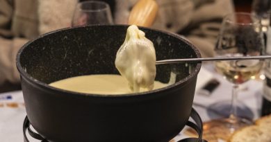 Dégustation, lancer de caquelon et récompenses, le Mondial de la fondue a fait fondre les cœurs à Tartegnin | RTS