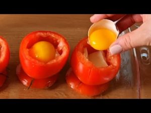 Délicieuse entrée : œuf cuit dans une tomate, facile à réaliser !