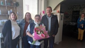 Depuis 40 ans, elle coiffe des têtes dans le même salon dans cette commune de la Sarthe