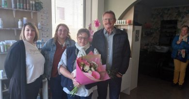 Depuis 40 ans, elle coiffe des têtes dans le même salon dans cette commune de la Sarthe