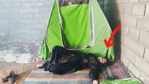 Dernier Souffle sous une Tente Déchirée : Fin Tragique d'une Famille SDF