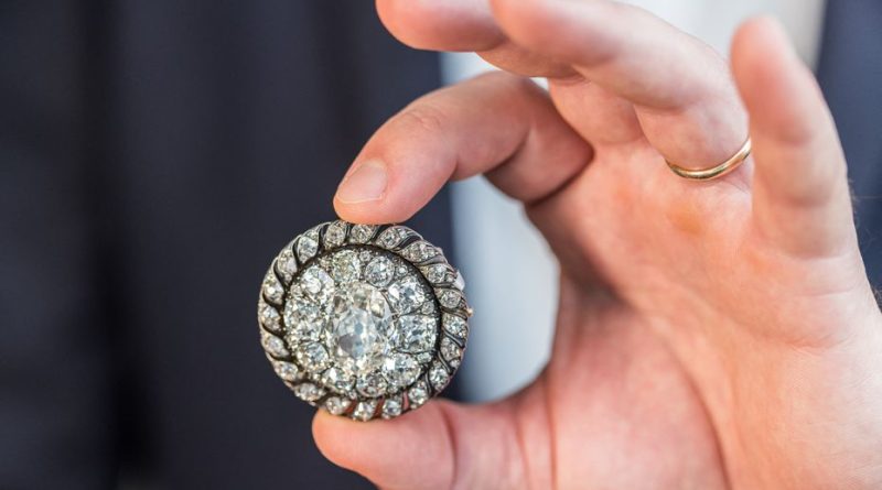 "Des diamants d'une pureté exceptionnelle" : des bijoux de plusieurs millions d'euros et une broche de Napoléon en vente à Genève