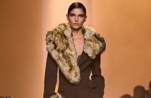 Fausse fourrure : comment écharpes et chapeaux transforment nos looks d’hiver