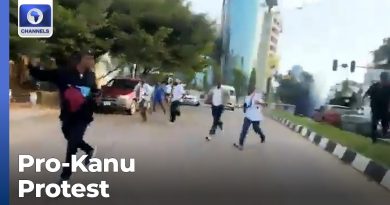 Des manifestants fuient sous les coups de feu lors de la proteste