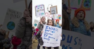Des milliers manifestent à Toronto pour une transition énergétique verte.