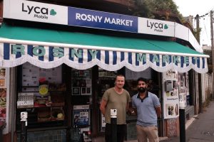 Des œuvres d'art au milieu des conserves : à Montreuil, le concept de cette supérette Lyca Mobile divise