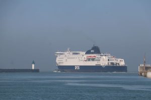 Des pompiers organisent un exercice incendie grandeur nature sur un ferry, 120 hommes et un hélicoptère mobilisés