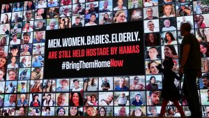 "Histoires d'otages" : environ 240 hommes, femmes et enfants kidnappés par le Hamas