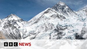 Des sauveteurs au Mont Everest luttent contre la neige, des centaines bloqués