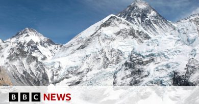 Des sauveteurs au Mont Everest luttent contre la neige, des centaines bloqués