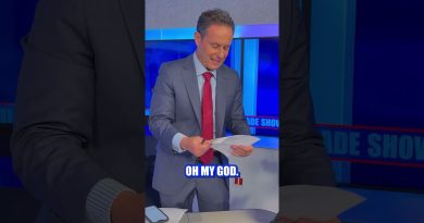 Des stars de Fox signent d'anciennes photos : 'Sortez d'ici !'