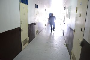 Deux ans ferme pour un père “impulsif” et “violent”