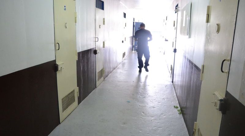 Deux ans ferme pour un père “impulsif” et “violent”