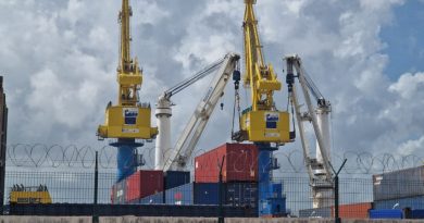 Deux cents conteneurs repartent du port