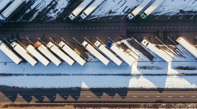 Deux mille camions sont bloqués à la frontière : "Nos biens sont pris en otage" alertent les chauffeurs coincés en Biélorussie