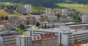 Dix personnes arrêtées après l'attaque d'une entreprise horlogère au Locle en février | RTS