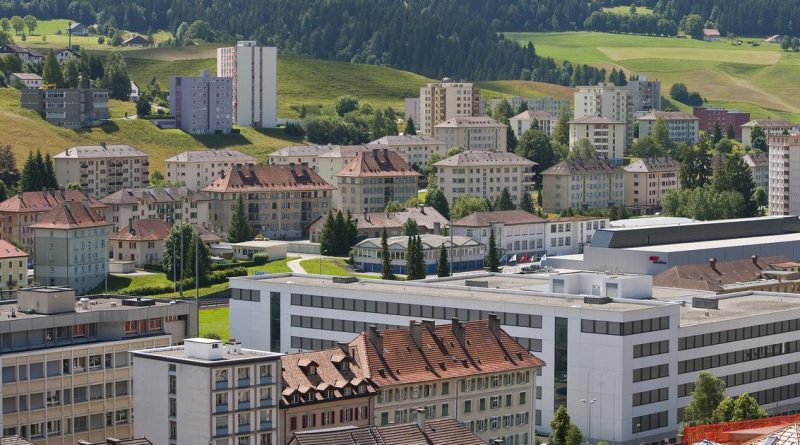 Dix personnes arrêtées après l'attaque d'une entreprise horlogère au Locle en février | RTS