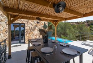 Dominant les plages de Santa Giulia et Palombaggia: BERGERIE RÉNOVÉE VUE MER avec TERRASSE/PERGOLA et PISCINE, DOUBLE CARPORT.