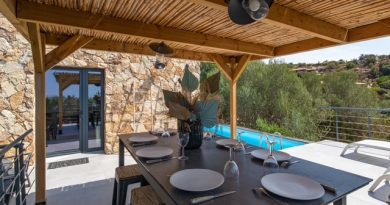 Dominant les plages de Santa Giulia et Palombaggia: BERGERIE RÉNOVÉE VUE MER avec TERRASSE/PERGOLA et PISCINE, DOUBLE CARPORT.