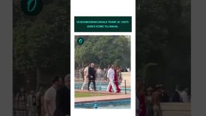 Donald Trump Jr. en visite au célèbre Taj Mahal d'Agra.