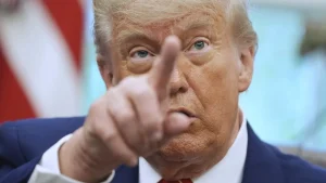 Donald Trump renforce la pression sur le Venezuela et déclare son espace aérien "entièrement fermé"