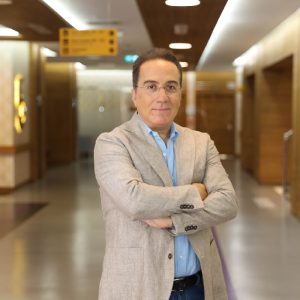 DR TOLGAHAN ALPAYDIN : Chirurgien esthétique à Izmir, Turquie, spécialisé en interventions faciales