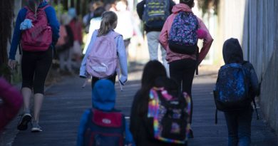 Du sable coloré contenant de l’amiante cause la fermeture d’écoles en Australie et Nouvelle-Zélande