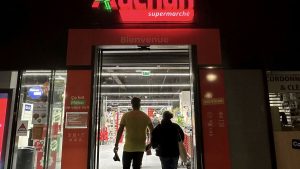 Salariés des supermarchés Auchan inquiets face à l'enseigne Intermarché ou Netto