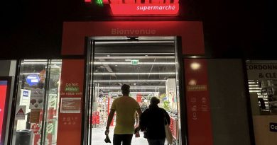 Salariés des supermarchés Auchan inquiets face à l'enseigne Intermarché ou Netto