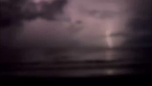 Éclairs sur la plage à Cairns, Queensland, Australie