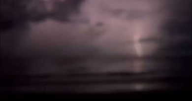 Éclairs sur la plage à Cairns, Queensland, Australie