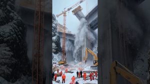 Effondrement d'un pont sous une tempête de neige ! 😱❄️