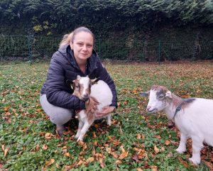 Éleveuse de chèvres miniatures dans cette commune de l'Oise, Gwendoline Cocagne organise un marché de Noël