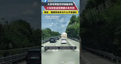 Embouteillage : un petit véhicule se faufile entre deux camions