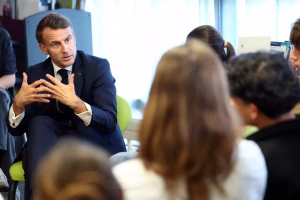 Emmanuel Macron annonce l'élargissement de l'interdiction du téléphone portable au lycée