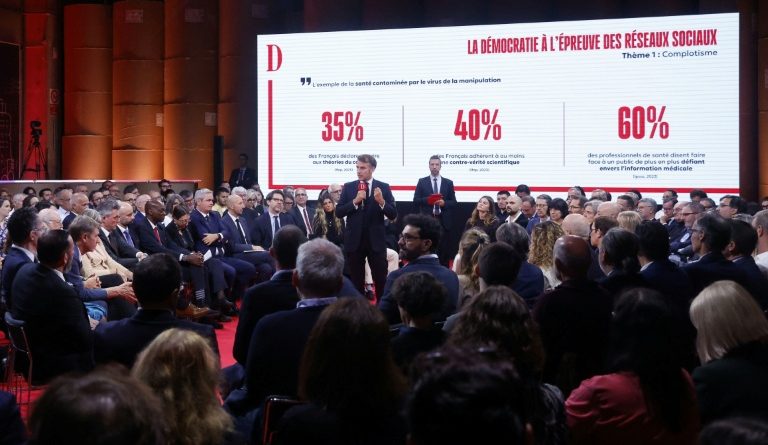 Emmanuel Macron vient à Toulouse "sonner le tocsin" sur les réseaux sociaux