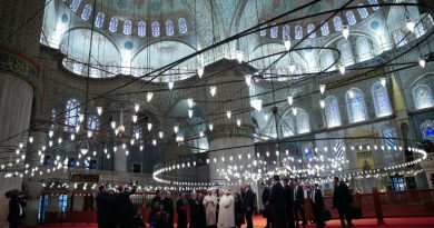 En Turquie, Léon XIV visite la Mosquée bleue d'Istanbul