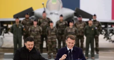 En plein scandale de corruption, Volodymyr Zelensky obtient 100 Rafale d'Emmanuel Macron - L'Humanité