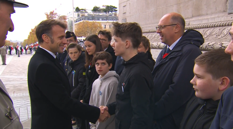 En pleine cérémonie du 11-Novembre à Paris, il demande à "compléter son stage" auprès d'Emmanuel Macron