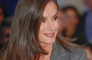 La reine Letizia d'Espagne en tailleur gris et mocassins en cuir : un look automnal chic