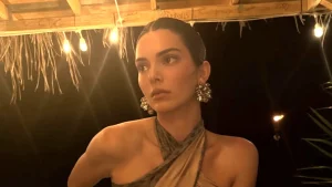 Kendall Jenner célèbre ses 30 ans en tenue légère sur la plage