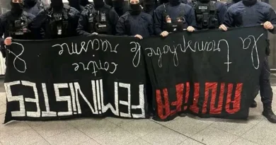 Enquête administrative sur des policiers posant derrière une banderole féministe à l'envers